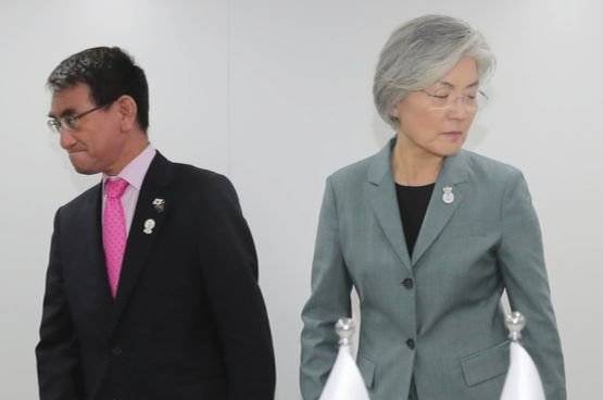 강경화 외교부 장관이 1일 오전(현지시간) 태국 방콕 센타라 그랜드호텔에서 고노 다로 일본 외무상과 양자회담을 하기에 앞서 악수한 뒤 자리로 향하고 있다. [연합뉴스]