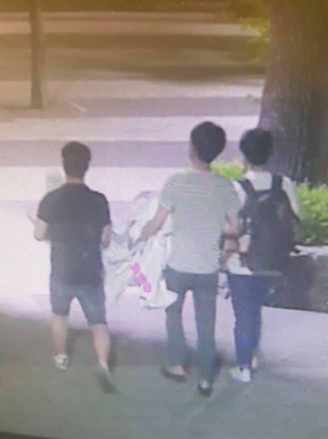 남학생 3명이 지난 5월31일 중앙대 학내 게시판에서 페미니즘 모임 ‘반’의 대자보를 떼어가고 있다. ‘반’ 페이스북 캡처