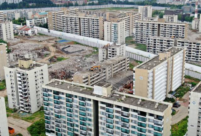 13일 철거 공사가 한창인 서울 강동구 둔촌주공 아파트./성형주기자