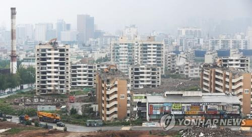 민간택지 분양가 상한제로 재건축·재개발 '초비상' (서울=연합뉴스) 이정훈 기자 = 12일 오후 철거 공사가 한창인 서울 강동구 둔촌 주공 아파트. 이 아파트의 재건축 시공사인 현대건설 등은 11∼12월께 예정돼있던 일반분양을 10월 중으로 앞당기는 방안을 검토하고 있는 것으로 알려졌다. 2019.8.12