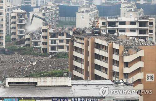 철거 공사가 한창인 서울 강동구 둔촌 주공 아파트 [연합뉴스 자료사진]