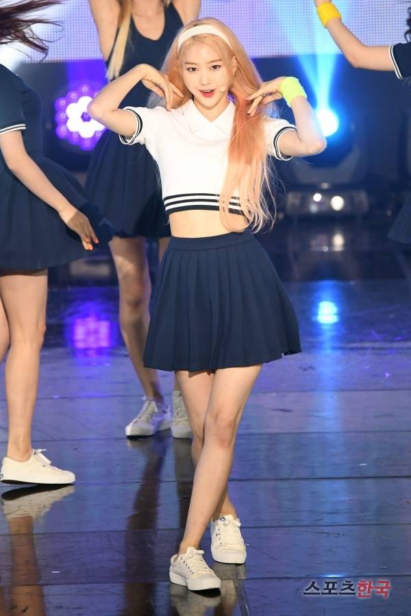 SBS MTV '더쇼' 생방송 무대에 오른 오마이걸 지호. 사진=조은정 기자 new@hankooki.com