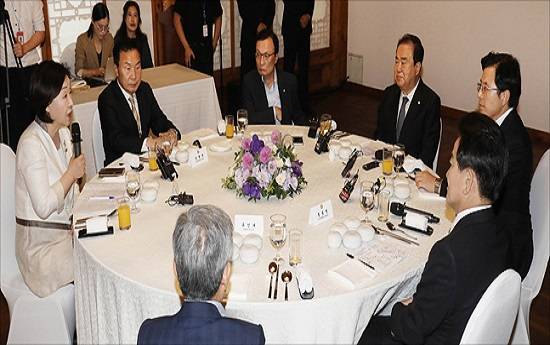 문희상 국회의장과 이해찬 더불어민주당 대표, 황교안 자유한국당 대표, 손학규 바른미래당 대표, 정동영 민주평화당 대표, 심상정 정의당 대표가 12일 오후 서울 여의도 국회 사랑재에서 초월회 오찬 간담회를 갖고 있다.(자료사진) ⓒ데일리안 홍금표 기자