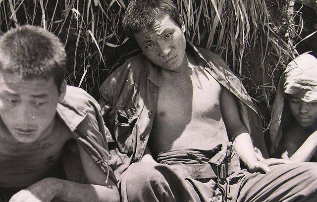 뉴기니 섬에서 미군에 붙잡힌 한인 포로가 지친 모습으로 심문 차례를 기다리고 있다. 1943년 1월 2일. 국사편찬위원회 제공ㆍNARA 소장