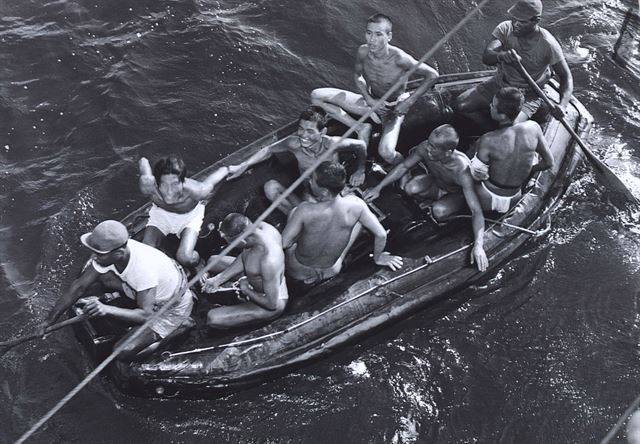 마샬 군도 인근 밀리 환초 지역에서 193명의 한인 노무자들이 일본군에 대항해 반란을 일으켰다 다수가 숨진 ‘밀리 환초 사건’ 생존자 68명 중 일부가 미군 보트에 올라 밝은 표정을 짓고 있다. 1945년 3월 18일. 국사편찬위원회 제공ㆍNARA 소장