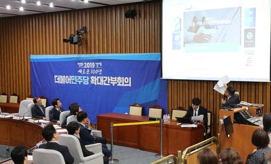 더불어민주당 이해찬 대표와 의원, 당직자들이 지난 6월 5일 오전 국회에서 확대간부회의에 앞서 열린 당원게시판 오픈 시연 행사에서 설명을 듣고 있다. [연합뉴스]