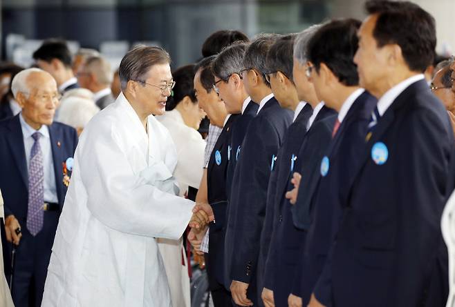 문재인 대통령이 15일 오전 천안 독립기념관 겨레의 집에서 열린 제74주년 광복절 경축식에 참석하기 위해 입장하며 문희상 국회의장과 인사하고 있다. 연합뉴스