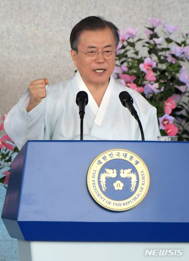 【천안=뉴시스】사진공동취재단 = 문재인 대통령이 15일 오전 천안 독립기념관 겨레의 집에서 열린 제74주년 광복절 경축식에서 경축사를 마치며 주먹을 쥐고 있다. 2019.8.15.   photo@newsis.com