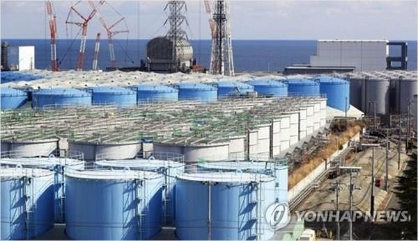 후쿠시마 제1원전 부지에 오염수를 담아둔 대형 물탱크가 늘어져 있는 모습. 처분하지 못한 오염수가 급격히 늘며 현재 부지에는 오염수 100만 톤(t)이 물탱크에 담긴 채 보관되고 있다. (연합뉴스)