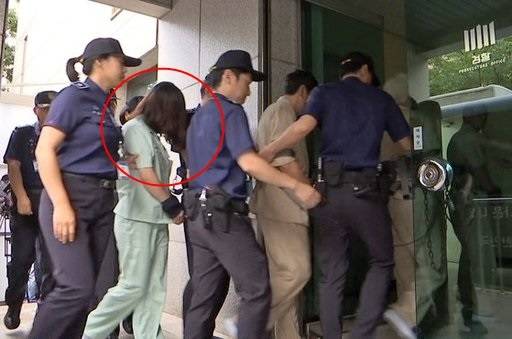 지난 12일 오전 첫 공판을 위해 모습을 드러낸 고유정(붉은색 원). 연합뉴스