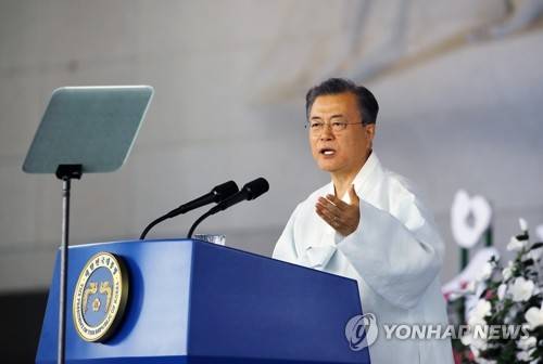 문 대통령, "평화경제 구축하고 통일로 광복 완성할 것" (천안=연합뉴스) 배재만 기자 = 문재인 대통령이 15일 오전 천안 독립기념관 겨레의 집에서 열린 제74주년 광복절 경축식에서 경축사를 하고 있다. scoop@yna.co.kr