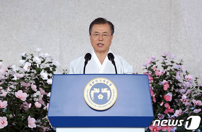 문재인 대통령이 15일 오전 충청남도 천안시 독립기념관에서 열린 '제74주년 광복절 정부 경축식'에서 경축사를 하고 있다. ‘우리가 되찾은 빛, 함께 밝혀 갈 길’이라는 주제로 열린 이번 경축식에는 문 대통령을 비롯해 독립유공자와 각계각층의 국민, 주한외교단 등 1800여 명이 참석했다. (청와대 제공) 2019.8.15/뉴스1