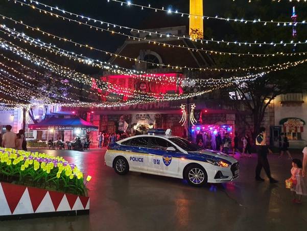 16일 대구 달서구 놀이공원 이월드에서 직원 부상 사고가 발생한 현장 주변에 경찰차가 배치돼 있다./대구=이승규 기자