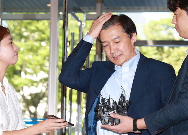 조국 법무부 장관 후보자가 14일 오전 인사청문회 준비 사무실이 마련된 서울 종로구 사직로 적선현대빌딩으로 출근하며 취재진 질문을 듣고 있다. 연합뉴스