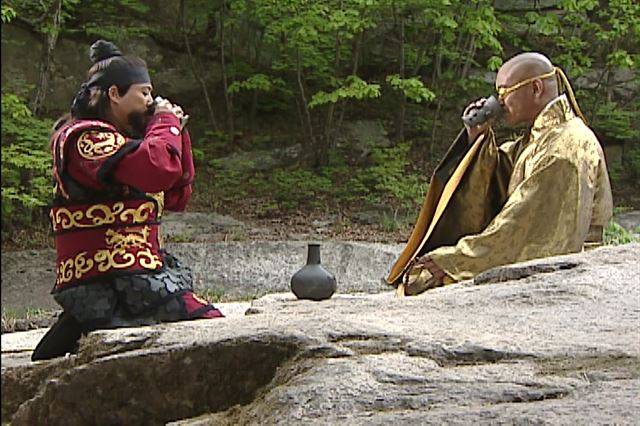 KBS 대하드라마 ‘태조왕건’에서 왕건(왼쪽·최수종)과 궁예(김영철)가 경북 문경 팔왕폭포 용추바위에서 마지막 술잔을 기울이고 있다. KBS 태조왕건 캡처