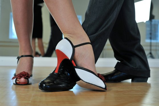 댄스스포츠를 시작한다면 댄스화를 먼저 장만해야 한다. [사진 pixabay]