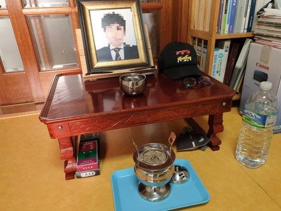 전처 고유정(36)에게 살해된 강모(36)씨 방. 영정 사진이 놓인 상 위에는 강씨가 생전에 쓰던 모자와 안경 등이 올려져 있다. 김준희 기자