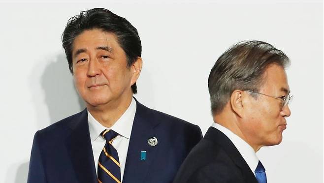지난 6월 말 일본 오사카 G20 회의에서 8초 간의 악수 후 지나친 한일 두 정상. 아베 신조 일본 총리(왼쪽)와 문재인 대통령.