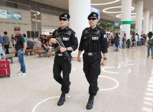 인천공항경찰단 기동대원들이 인천공항 제2여객터미널 로비에서 K1 소총을 들고 순찰활동을 하고 있다. (사진 = 인천공항경찰단 제공)