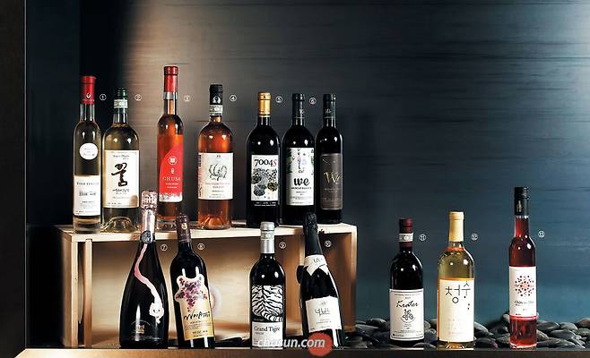 더 플라자 호텔 ‘르 캬바레 시떼’에서 판매하는 한국 와인 13종. ①경북 경산 비노캐슬 와이너리 ‘비노 페스티바’ 화이트와인 ②충북 영동 여포농장 ‘여포의 꿈’ 화이트와인 ③충남 예산 예산사과와인 ‘추사’ 로제와인 ④경기 화성 오노피아 ‘오놀로그’ 로제와인 ⑤경남 사천 오름주가 ‘7004S’ 키위와인 ⑥경북 영천 위 와이너리 ‘위’ 레드와인 ⑦경북 문경 제이엘크라프트 오미나라 ‘오미로제 결’ 스파클링와인 ⑧경북 영천 우아미와이너리 ‘우아미’ 레드와인 ⑨충북 영동 월류원 오드린 ‘그랑띠그르M1988’ 레드와인 ⑩강원 홍천 샤또나드리 ‘너브내 스파클링’ 화이트와인 ⑪경북 김천 수도산산머루와이너리 ‘크라테’ 세미스위트와인 ⑫경기 안산 그린영농조합 그랑꼬또 ‘청수’ 화이트와인 ⑬충북 영동 도란원 샤토미소 ‘로제’ 스위트와인 / 양수열 영상미디어 기자