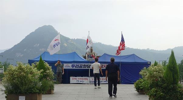 우리공화당이 자진 철거 8일 만인 지난 1일 오후 서울 광화문광장에 천막을 다시 설치했다. 2일 오전 광화문광장에 설치된 우리공화당 천막 모습. 한국일보 자료사진