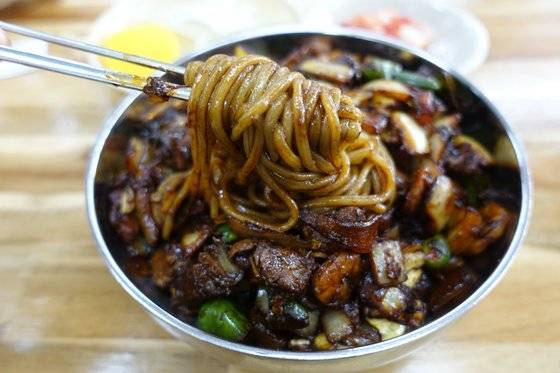 회사를 차린 뒤 점심 시간은 또 다른 고민이었다. 그 시절 점심 값은 대개 상사의 몫이었다. [중앙포토]