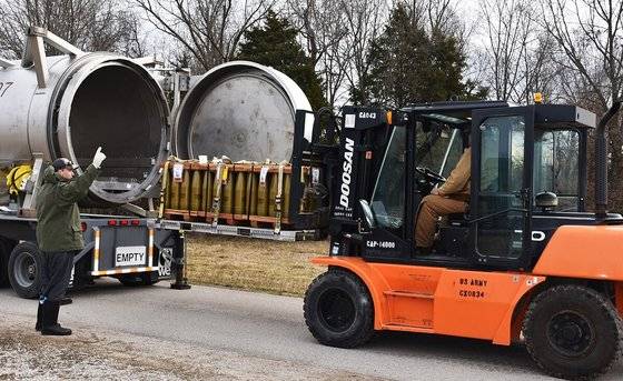 미국 육군의 군무원들이 켄터키주 그랜그래스 육군 창고에서 화학무기 운송 훈련을 하고 있다. [사진 미 육군]