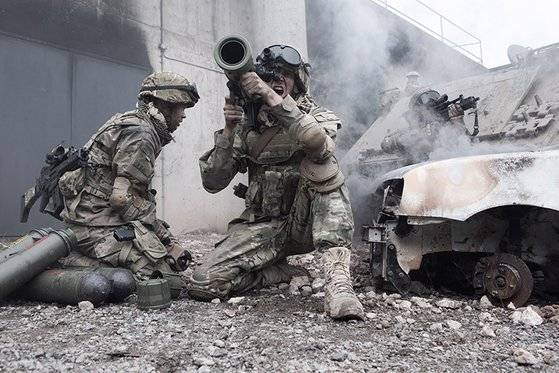 미국 육군 장병이 보병용 대전차 무기인 M4를 발사하고 있다. [사진 사브]