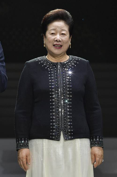 17일 경기 가평군 청심평화월드센터에서 열린 ‘문선명 천지인참부모 천주성화 7주년 기념 성화축제’에서 한학자 총재가 무대로 이동하고 있다. 가평=하상윤 기자