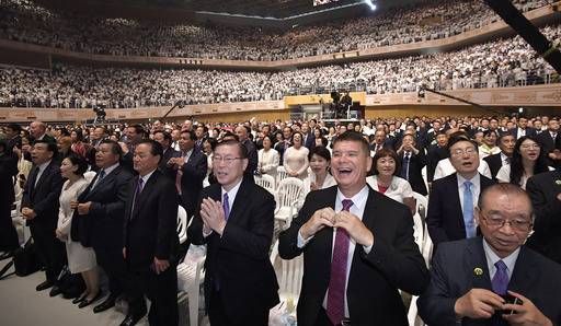 17일 경기 가평군 청심평화월드센터에서 열린 ‘문선명 천지인참부모 천주성화 7주년 기념 성화축제’에서 참가자들이 한학자 총재를 향해 박수를 보내고 있다. 가평=하상윤 기자