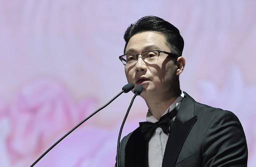 17일 경기 가평군 청심평화월드센터에서 열린 ‘문선명 천지인참부모 천주성화 7주년 기념 성화축제’에서 사회를 맡은 윤영호 세계평화통일가정연합 사무총장이 오프닝 멘트를 하고 있다. 가평=하상윤 기자