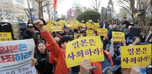 ‘시민행동’ 회원들이 지난 17일 일본 부산 총영사관 주변에서 ‘일본은 사죄하라’고 적은 손팻말을 들고  아베 정권 규탄집회를 벌이고 있다. 연합뉴스