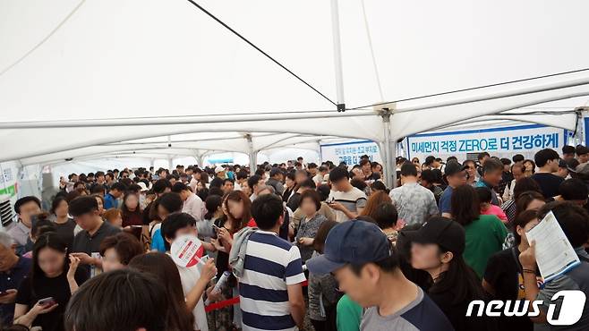 지난 16일  문을 연 수도권의 한 신규 분양 아파트 모델하우스에 방문객들이 몰린 모습.© 뉴스1