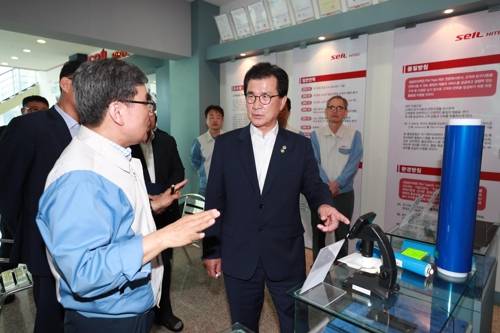 세일하이텍 방문한 이시종(오른쪽) 충북지사 [충북도 제공. 재판매 및 DB 금지]