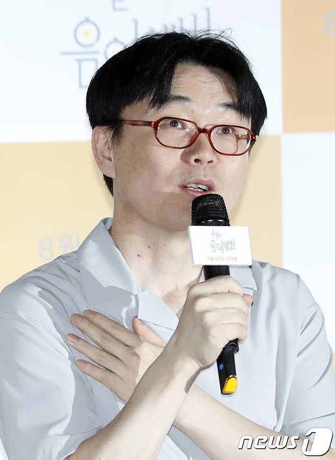 정지우 감독이 20일 오후 서울 용산CGV에서 열린 영화 '유열의 음악앨범'(감독 정지우) 언론시사회에 참석해 인사말을 하고 있다. '유열의 음악앨범'은 라디오에서 흘러나온 노래처럼 우연히 만난 두 사람 미수(김고은 분)와 현우(정해인 분)가 오랜 시간 엇갈리고 마주하길 반복하며 서로의 주파수를 맞춰나가는 과정을 그린 작품이다. 2019.8.20/뉴스1 © News1 권현진 기자