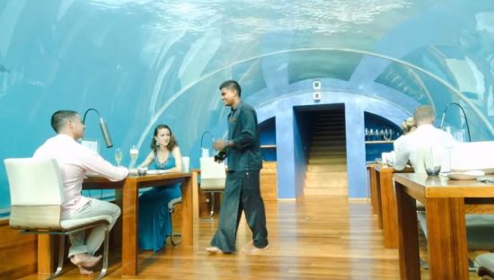 수심 5m에 위치한 세계 최초의 수중 레스토랑 몰디브의 '이싸 언더씨 레스토랑' [사진=유튜브 화면캡처]