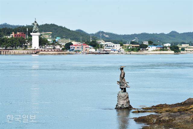 해남의 울돌목 해안에 ‘고뇌하는 이순신 상’이 설치돼 있다. 맞은편 진도 해안의 대형 이순신 동상과 비교된다.