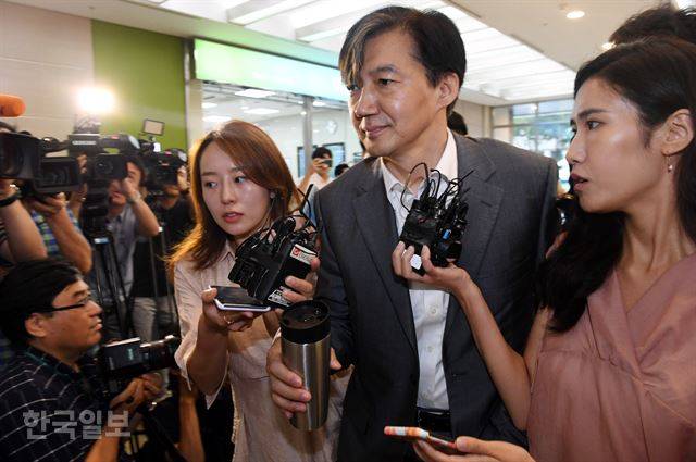 조국 법무부 장관 후보자가 지난 12일 오전 인사청문회 준비 사무실이 마련된 서울 종로구 적선현대빌딩으로 출근하고 있다. 고영권 기자