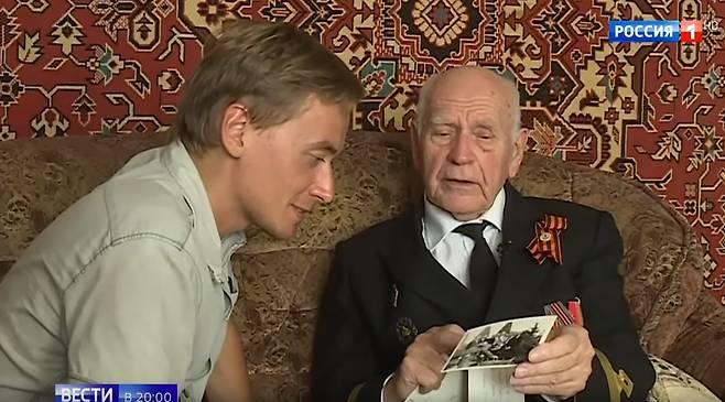 편지의 주인공인 86세의 할아버지 아나톨리 프로코페비치 봇사넨코가 당시 사진과 자신이 쓴 필체를 함께 보며 인터뷰를 하고 있다. [유튜브 캡쳐]
