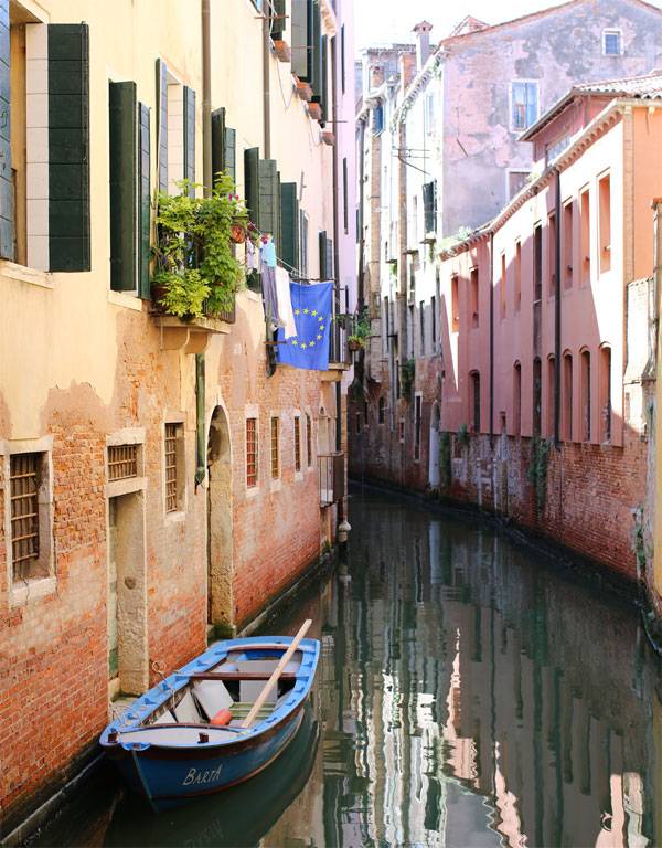 초록빛 창문과 파스텔 건물. 그 사이를 흐르는 잔잔한 운하, 그리고 작은 배