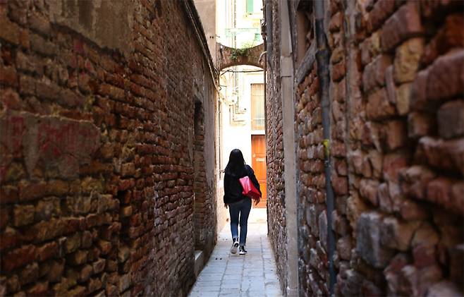 좁은 골목을 탐험했다. 건물이 조금씩 기울어져서 짜릿하기도 하다