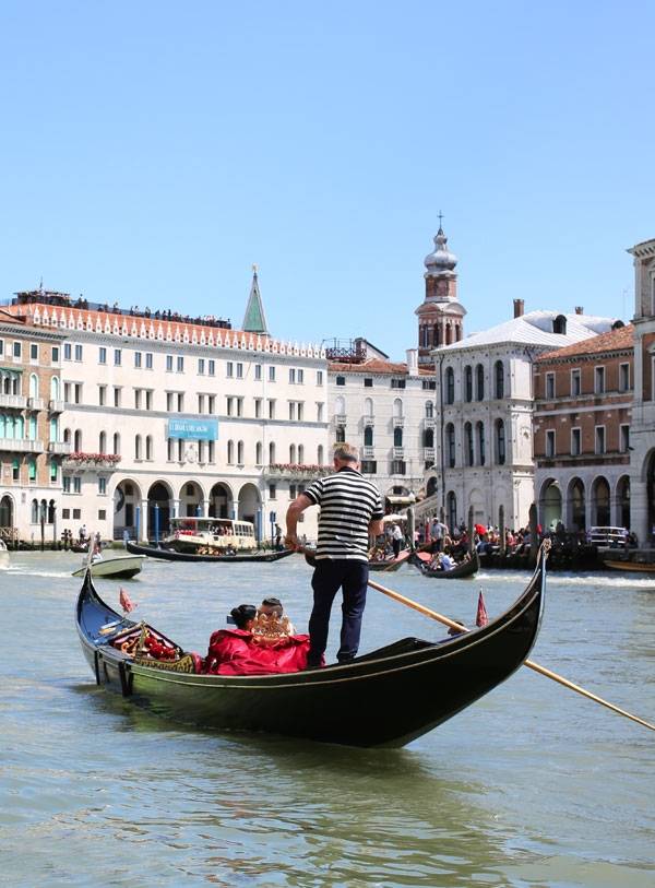 사공은 노를 젓고 연인은 키스를