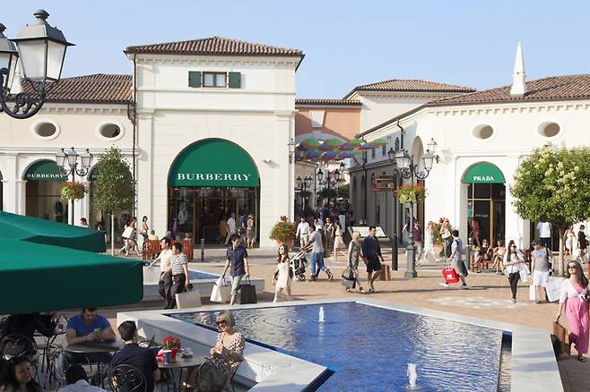 노벤타 디 피아베 아웃렛의 중앙 광장