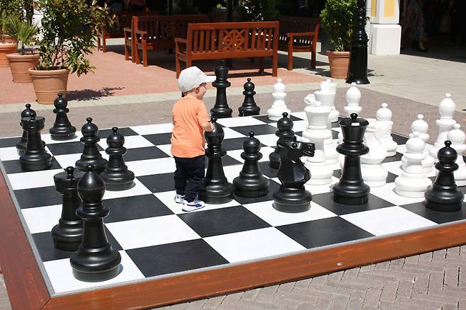 대형 체스판도 있다. 아이 혼자 낑낑