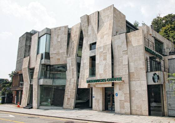 서울 종로구 삼청동에 들어선 지상 4층 건물. 독특한 외관 디자인에 1층 스타벅스 커피숍 입점으로 지역 내 핫 플레이스가 됐다. /심기환 땅집고 기자