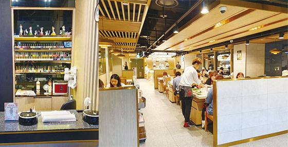 하이디라오 홍대입구점 전경(우)과 한쪽에 마련된 네일아트 공간(좌). 하이디라오는 손님이 기다리는 동안 지루하지 않도록 네일아트, 어깨 마사지, 구두닦이 등의 서비스를 제공해 고객 감동을 이끌어낸다. 
<사진 : 노승욱 기자>