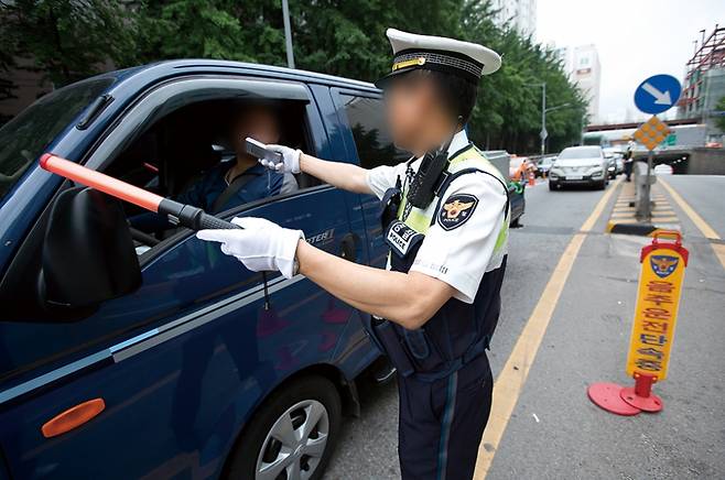 한 지방경찰청 교통안전계 소속 경찰들이 출근길 음주단속을 벌이고 있다. ⓒ시사저널 임준선