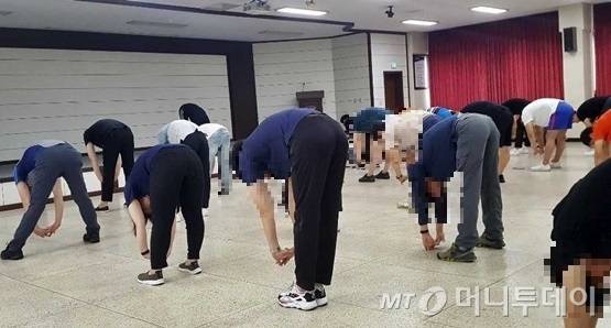 A 지역의 경찰들이 무도훈련(호신·체포술)을 하기 전 몸풀기를 하고 있다./사진=윤상구 기자
