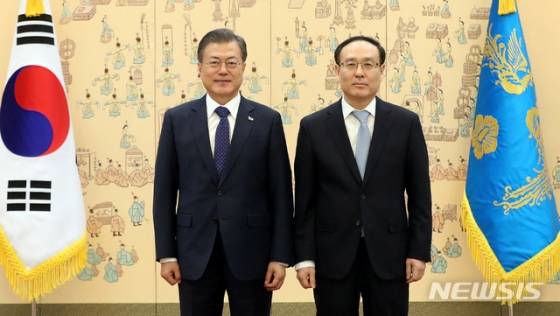 【서울=뉴시스】전신 기자 = 문재인 대통령이 지난 2월20일 청와대 본관에서 오세정 신임 서울대 총장에게 임명장을 수여한 후 기념촬영하고 있다. 2019.02.20.   photo1006@newsis.com  <저작권자ⓒ 공감언론 뉴시스통신사. 무단전재-재배포 금지.>