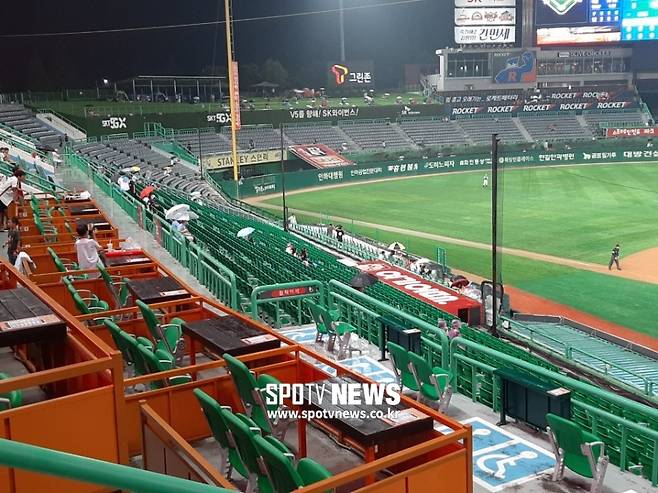 ▲ 경기가 한창 진행 중임에도 썰렁한 21일 인천SK행복드림구장 3루 구역 ⓒ김태우 기자